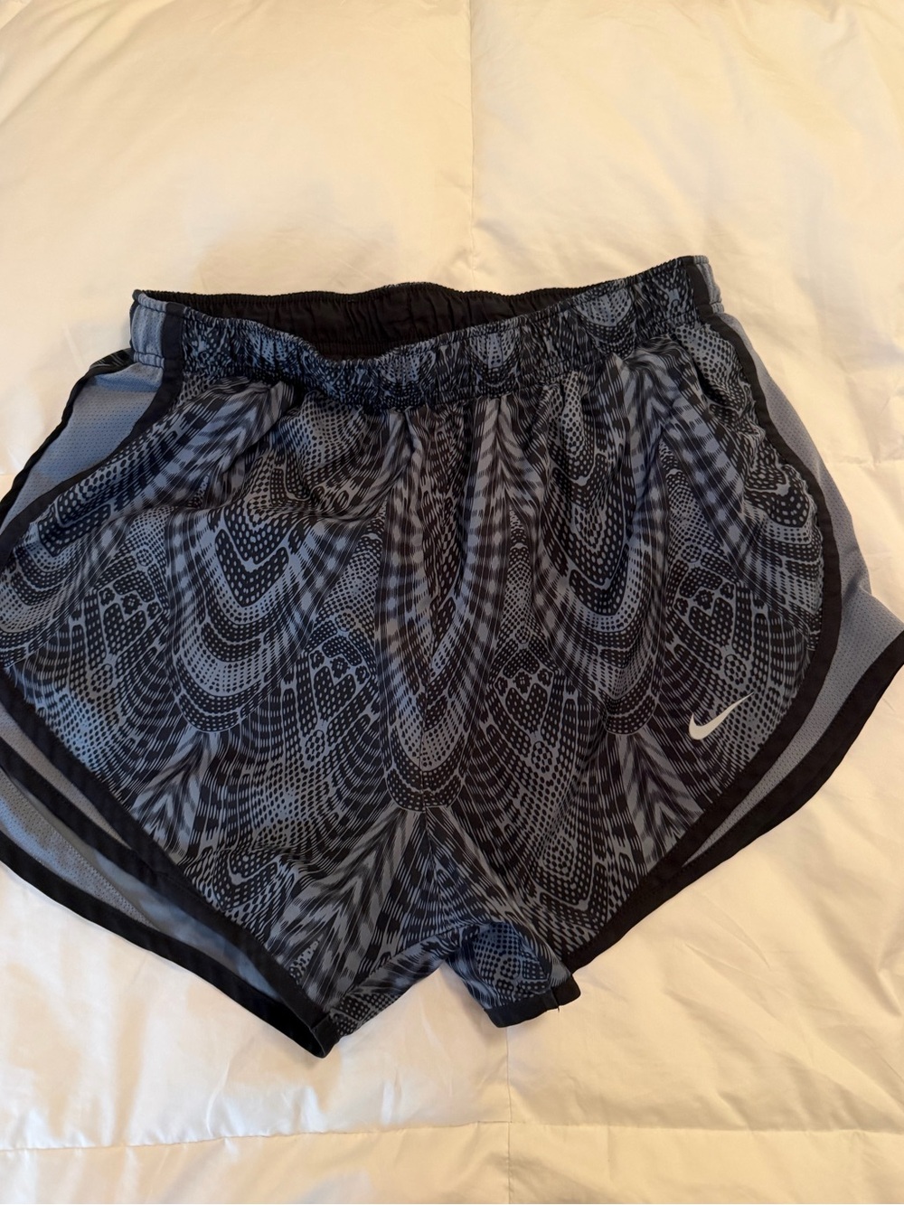 Women’s Nike Shorts and Sweatshirt Bundle Size Medium - Picture 6 of 12